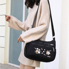 Schultertasche mit Blumenstickerei