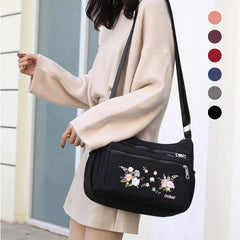Schultertasche mit Blumenstickerei