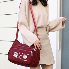 Schultertasche mit Blumenstickerei