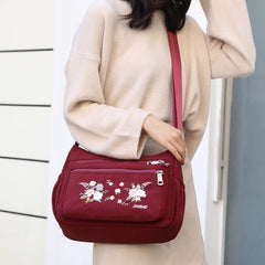 Schultertasche mit Blumenstickerei