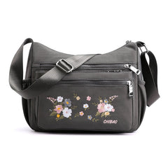 Schultertasche mit Blumenstickerei